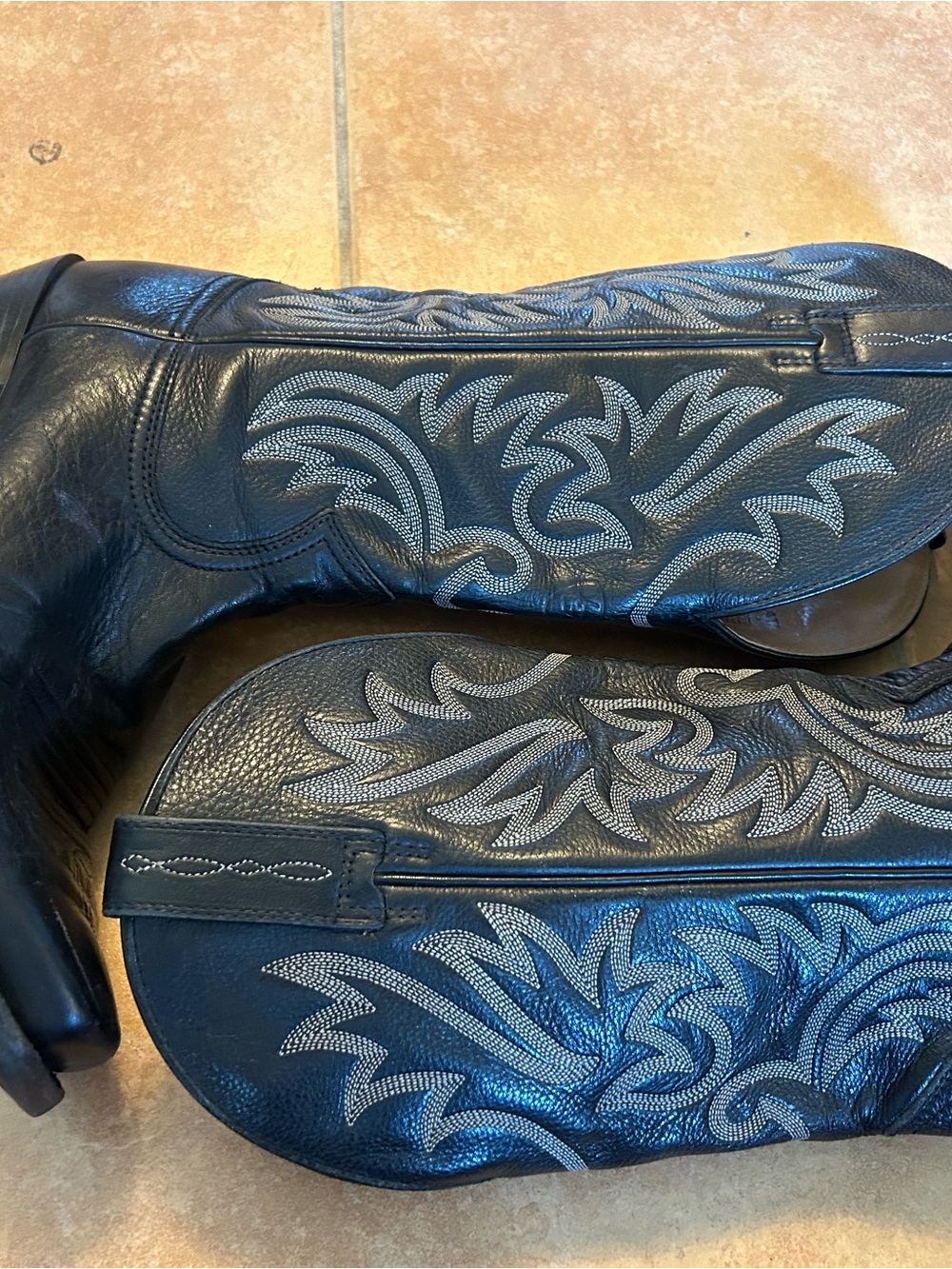 Ariat men 10.5 flame embroidered cowboy boots - Picture 6 of 8